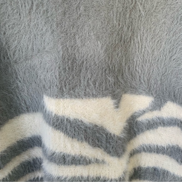 VERY J (NWT) SM- Gray & Creamy White Design, Long Sleeves, Softest Sweater Ever - Picture 4 of 8